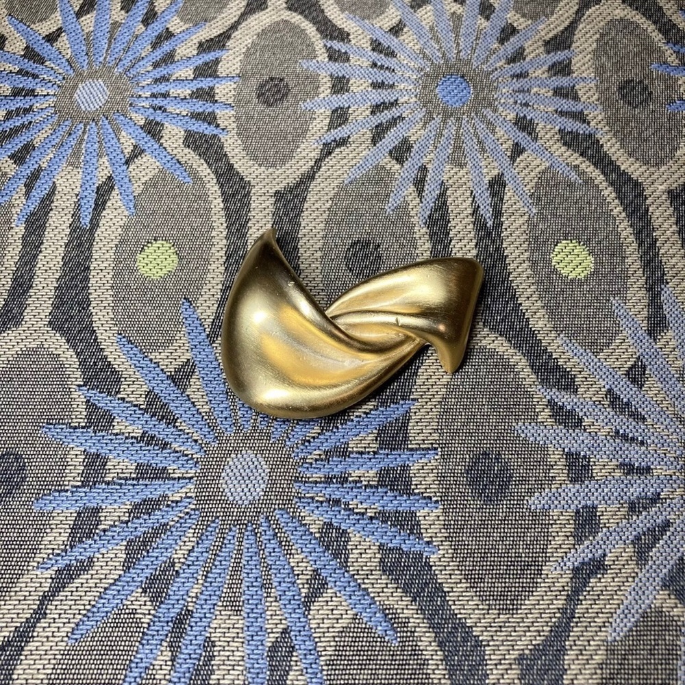 Vintage Unmarked Unisex Gold Tone Twisted Bow Brooch Stick Pin